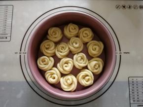 其余同样操作排入八寸活底不粘模具中，固底也可以，其他模具的话需要抹黄油防粘。