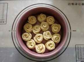 其余同样操作排入八寸活底不粘模具中，固底也可以，其他模具的话需要抹黄油防粘。