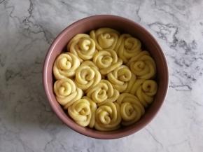 然后放入烤箱发酵档，盖上挤干的湿布增加湿度，发酵档35℃进行第二次发酵，45分钟左右，发酵到如图2倍大，成挤挤包了。取出，预热烤箱上下190℃。同时刷一层全蛋液。