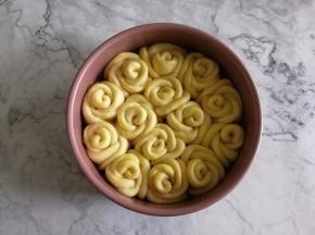 然后放入烤箱发酵档，盖上挤干的湿布增加湿度，发酵档35℃进行第二次发酵，45分钟左右，发酵到如图2倍大，成挤挤包了。取出，预热烤箱上下190℃。同时刷一层全蛋液。