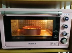 然后放入预热好的烤箱，转上下180℃，烤30分钟，上色满意及时加盖锡纸。