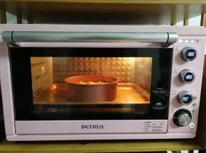 然后放入预热好的烤箱，转上下180℃，烤30分钟，上色满意及时加盖锡纸。