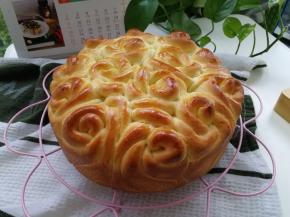 出炉转移到冷凉架上冷凉。微温就可以打包密封保存了！侧边和底部是略有一些脆壳的，底火需要根据自家家烤箱微调！一捧玫瑰花！