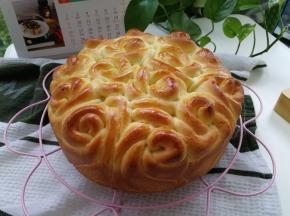 出炉转移到冷凉架上冷凉。微温就可以打包密封保存了！侧边和底部是略有一些脆壳的，底火需要根据自家家烤箱微调！一捧玫瑰花！