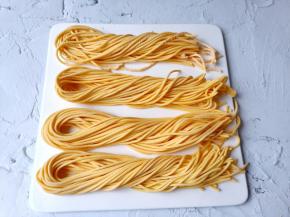 三口之家这的面粉刚好合适。家里人多面粉的量可以翻倍增加。