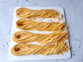 三口之家这的面粉刚好合适。家里人多面粉的量可以翻倍增加。