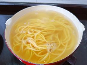 水开放一点点盐，再加入胡萝卜手擀面。