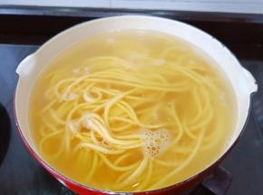 水开放一点点盐，再加入胡萝卜手擀面。