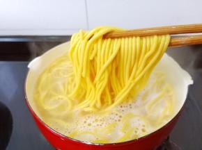 开大火将手擀面煮熟。