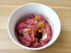 肉馅加入十三香。