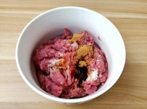 肉馅加入十三香。