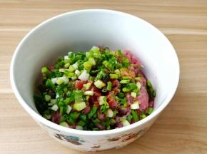 放上香葱与葱姜水【生姜与葱泡的水】