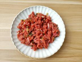 筷子顺着一个方向把肉馅搅上劲。