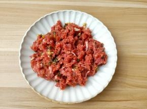 筷子顺着一个方向把肉馅搅上劲。