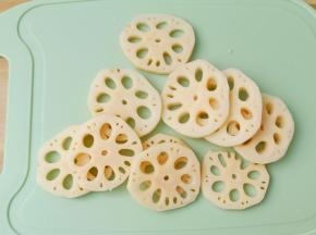 莲藕削皮切成片【两片为一个，中间不切断】