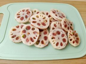 筷子夹一点肉馅放在莲藕里面夹上。