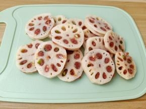 筷子夹一点肉馅放在莲藕里面夹上。