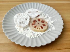 做好的莲藕拍上一层玉米淀粉。