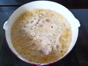 油锅多放一点油，油温五成热下莲藕油炸。