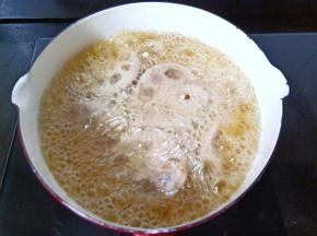 油锅多放一点油，油温五成热下莲藕油炸。