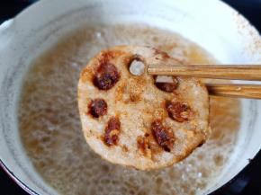 炸至两面微黄起锅。