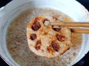 炸至两面微黄起锅。