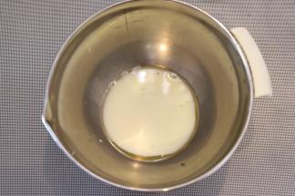 玉米油和牛奶分别称重加入无油无水的打蛋盆内。