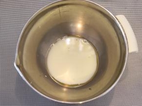 玉米油和牛奶分别称重加入无油无水的打蛋盆内。