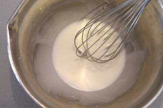 用手动打蛋器搅拌至呈现乳白的酸奶状，简称乳化。