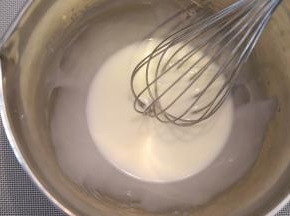 用手动打蛋器搅拌至呈现乳白的酸奶状，简称乳化。
