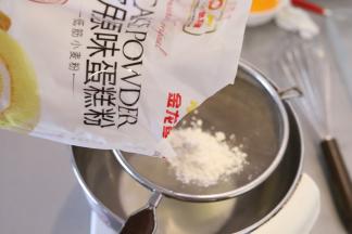 低粉筛入油奶混合物内。