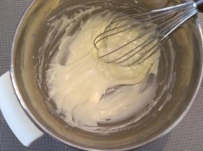 混合成乳白色糊状。