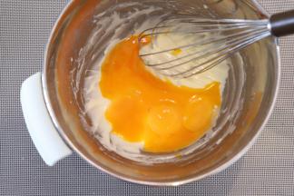 磕入蛋黄，蛋白放入冰箱冷冻备用。