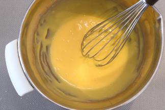 拌至顺滑的蛋黄糊。