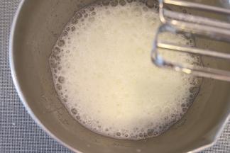 蛋清内滴入柠檬汁，电动打蛋器中高档打发至粗泡，加入第一次糖。