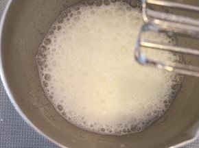 蛋清内滴入柠檬汁，电动打蛋器中高档打发至粗泡，加入第一次糖。