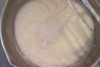 蛋清打发至小细泡的时候加入第二次细砂糖，此时蒸烤箱预热160度，上下火烘烤功能）。