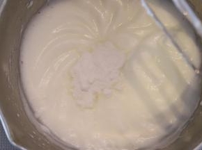 蛋清打发至小细泡的时候加入第二次细砂糖，此时蒸烤箱预热160度，上下火烘烤功能）。