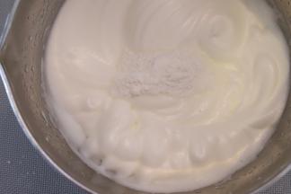 蛋清打发至细腻有比较淡的纹理时加入剩余的细砂糖，最后一分钟调最低档整理气泡。