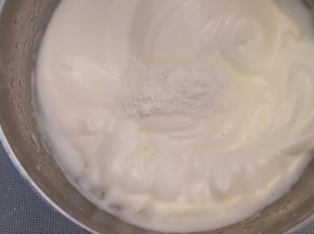 蛋清打发至细腻有比较淡的纹理时加入剩余的细砂糖，最后一分钟调最低档整理气泡。