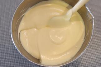 混合好的蛋糕糊倒入剩余的蛋白内，同样手法混合均匀，最后可以借助刮刀将没有拌匀的蛋糕糊翻拌几下，蛋糕糊细腻无明显的气泡。