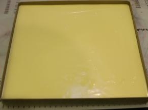 28x28的方形烤盘内抹上一层薄薄的玉米油，倒入蛋糕糊，轻震去气泡。
