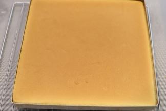 出炉轻震几下，放2-3分钟散热气再盖上油纸倒扣放凉（我要正卷，如果反卷可以直接盖油纸）。