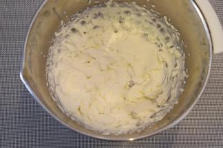 淡奶油加细砂糖打发至裱花状态。