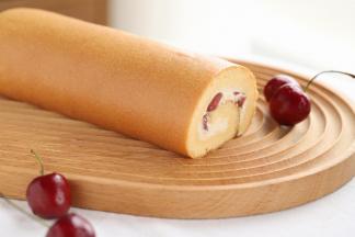 借助擀面杖卷好蛋糕卷，心急的可以直接切着吃啦！也可以冰箱冷藏一晚定型。