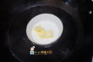 蜂蜜8g 黄油30g 牛奶56g放入锅里隔水融化保温备用
