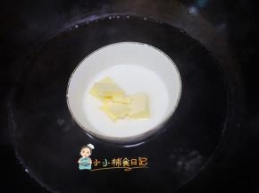 蜂蜜8g 黄油30g 牛奶56g放入锅里隔水融化保温备用