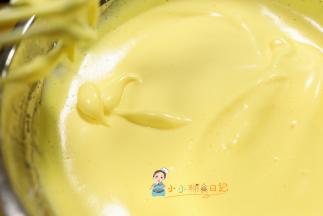 打蛋器调制1挡，一点点慢慢移动，直到把盆里的鸡蛋糊打至这样细腻光泽的状态即可