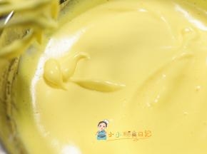 打蛋器调制1挡，一点点慢慢移动，直到把盆里的鸡蛋糊打至这样细腻光泽的状态即可