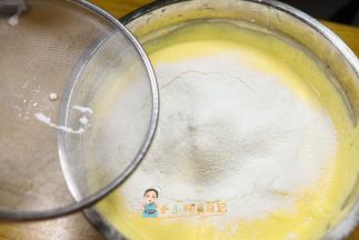 筛入120g低筋面粉